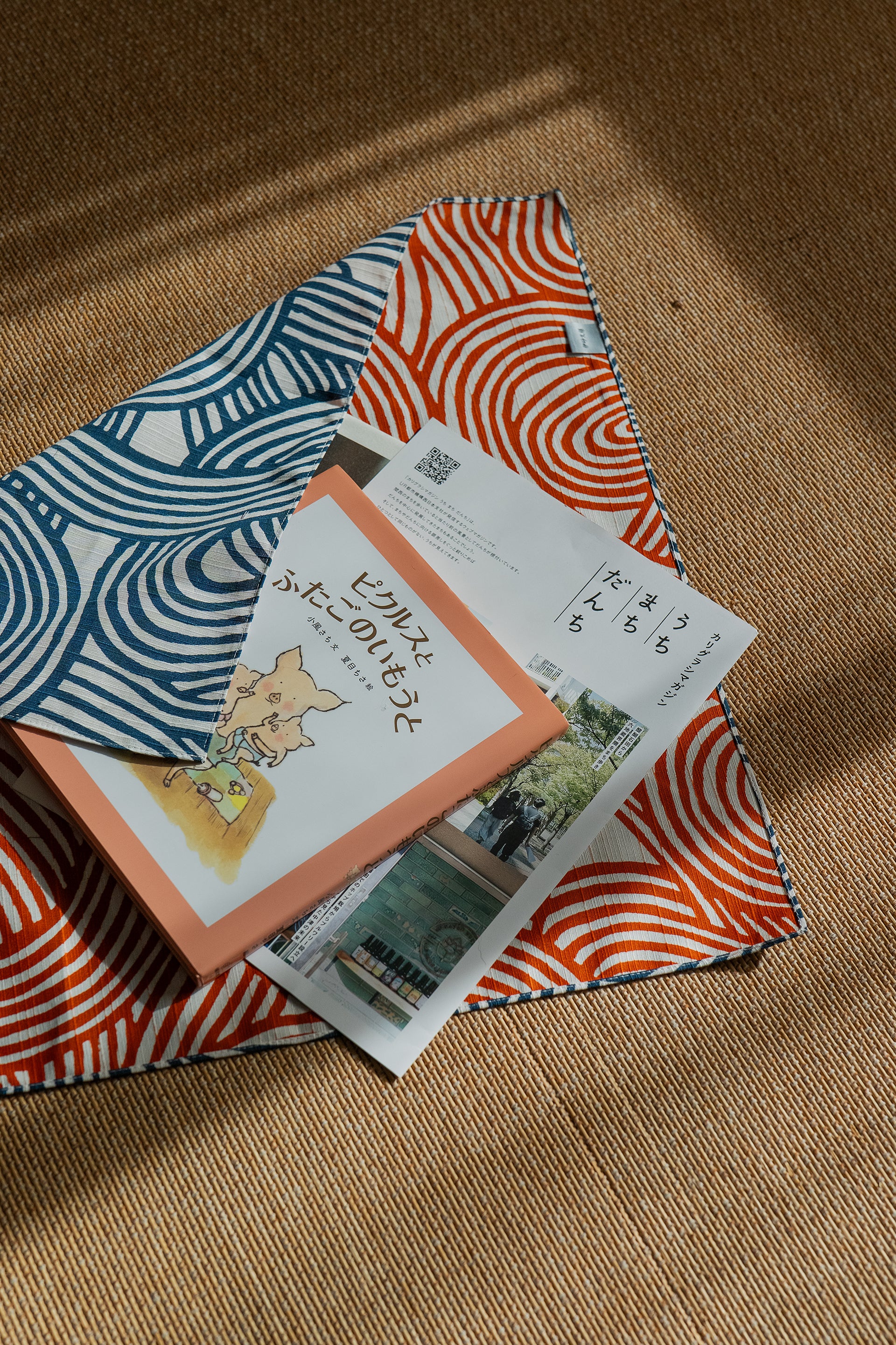 Studio Sakana - Isa monyo Reversible Knot Blue Orange Furoshiki